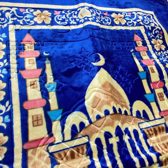 Traditional Design for Islamic Worship: Soft and Comfortable Prayer Mat - Picture 7 of 10